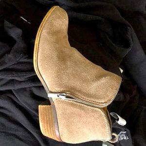 Booties gently used nice to just slip on and do no laces just zippers